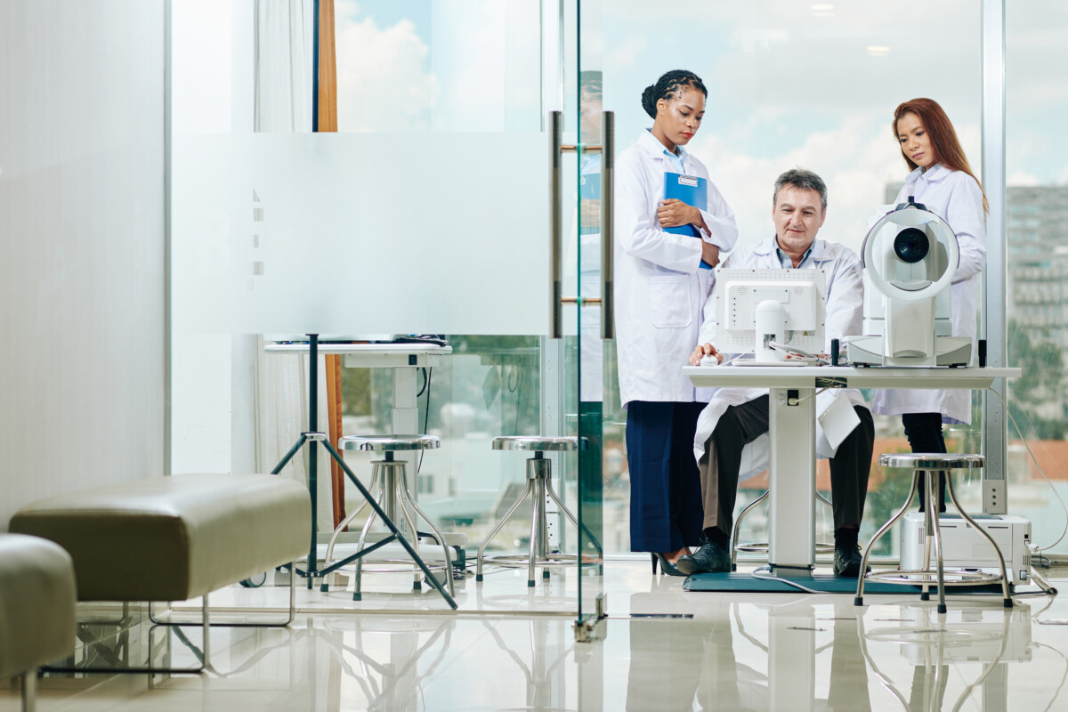 Ophthalmologists discussing diagnosis